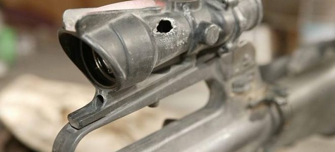 Su Visor ACOG no dejó de funcionar a pesar de haber recibido un impacto de bala