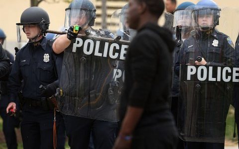 ¿Que material antidisturbios lleva un policía?