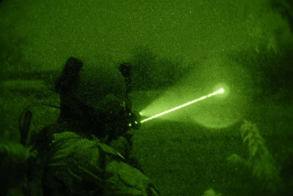 usando una mira láser de noche en un rifle